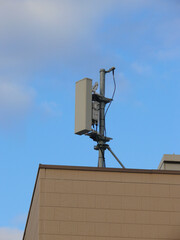 ビル屋上に設置された携帯電話用アンテナ。