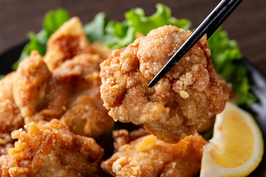 食卓の鶏の唐揚げ