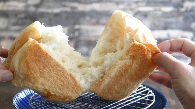 ふわふわ熱々の出来立て食パンを半分に
する動画。