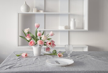Obraz na płótnie Canvas pink spring flowers in white ceramic vase in modern home interior