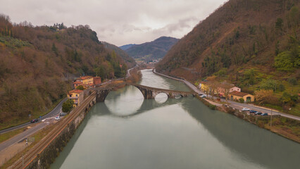 Obraz premium Devil's Bridge, Tuscany. Lucca. Suspension bridge over mirror water.