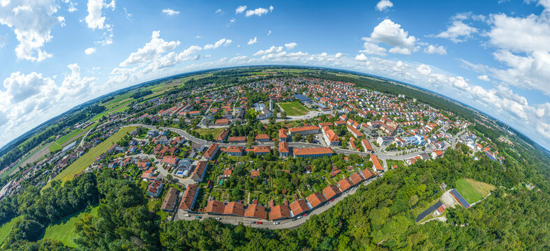 Ausblick auf die Gemeinde Garching an der Alz in Oberbayern