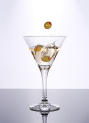 Oliven fallen in einen Cocktail