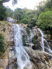 cascada de agua natural muy alta