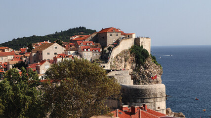 Encantos de Dubrovnik: Arquitetura Histórica e Mar Adriático. A imagem captura a essência de Dubrovnik, uma cidade repleta de história e beleza. - obrazy, fototapety, plakaty