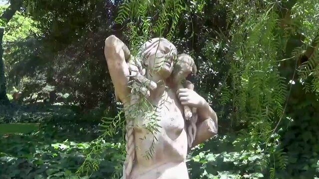 Escultura de m&aacute;rmol.  Una mujer con un cordero encima de sus hombros. Jard&iacute;n Bot&aacute;nico Carlos Thays, Buenos Aires, Argentina.