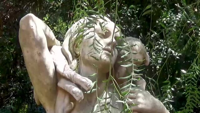 Escultura de m&aacute;rmol. Rostro de una mujer con un cordero encima de sus hombros. Jard&iacute;n Bot&aacute;nico Carlos Thays, Buenos Aires, Argentina.