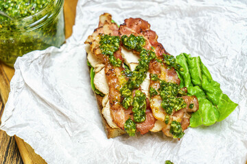 brot mit huhn bacon und pesto