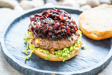 Burger, Hamburger, Frikadelle mit Balsamicozwiebeln, Balsamico, Zwiebeln 