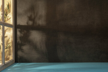 Panorama de fond d'un mur noir avec un support bleu pour création d'arrière plan. Panoramique avec jeu d'ombre et de lumière du soleil à travers une fenêtre.	 - obrazy, fototapety, plakaty