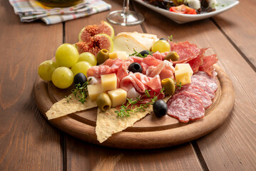Prosciutto crudo, formaggio, salame, e frutta fresca - gastronomia italiana, cibo europeo 