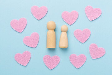Obraz premium Wooden couple in love on color background, top view. Creative valentine's day composition