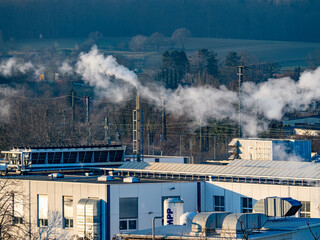 Rauchender Industrieschornstein im Winter