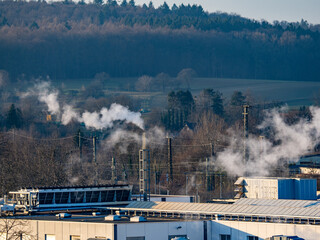 Rauchender Industrieschornstein im Winter