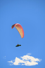 Parapentiste dans le ciel