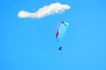 Parapentiste dans le ciel