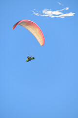 Parapentiste dans le ciel