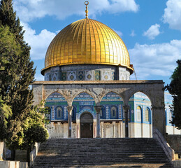 Fototapeta na wymiar The Dome of the Rock, located on the Temple Mount. Its impressive golden dome is a true symbol of Jerusalem's history.