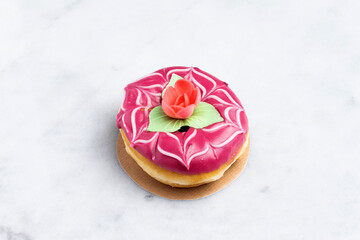 Obraz na płótnie Canvas donuts a la franboise en forme de rose 