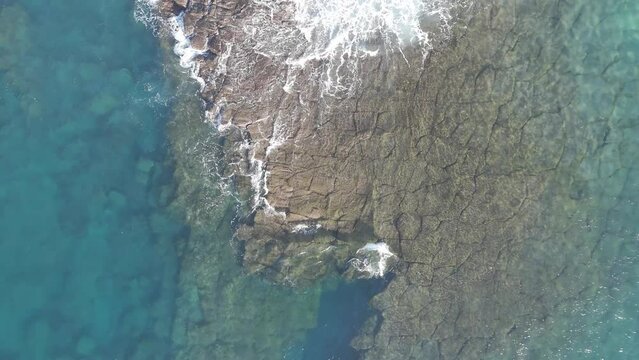 vista a&eacute;rea en espiral alej&aacute;ndose del rompeolas 