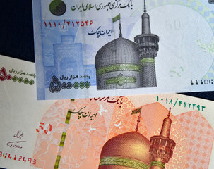 unos billetes actuales de Iran - 707373112