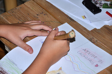 menina desenhando com caneta feita de bambu