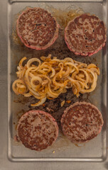 Burger braten auf einer Teppanyaki Platte