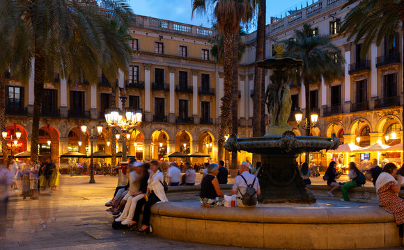 Placa Reial at night: square of restaurants and bars in Barri G?tic of Spanish Barcelona full of tourists