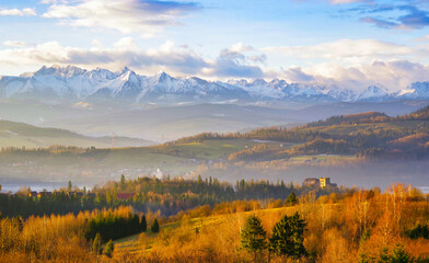 Piękny krajobraz o poranku. Tatry ośnieżone, mgły w dolinach oraz zamek Czorsztyn,