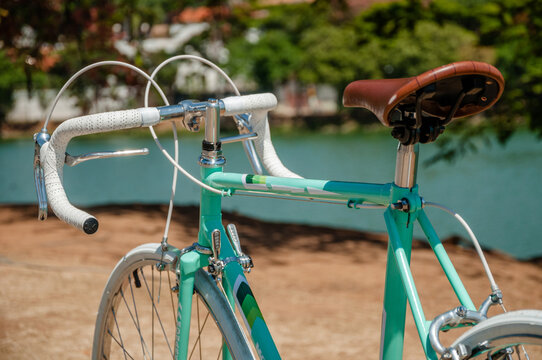 The rarity of a revitalized old competition-style bicycle, with fine gears and tires and its details in photographs,