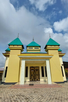 the view of the mosque and mosque minara rises high
