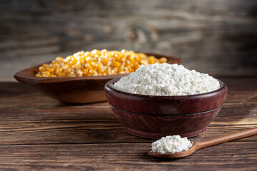 Maize starch. Cornstarch in the bowl and corn kernels.