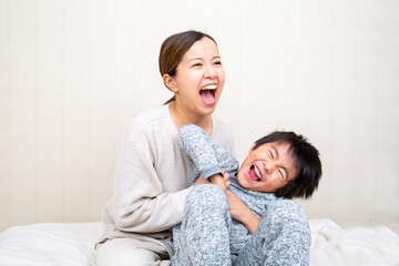 日本人の母子、男児と母親　スキンシップ