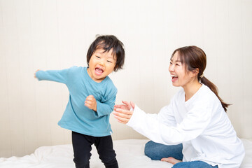 日本人の母子、幼児と母親