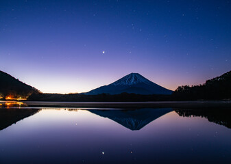 精進湖から夜明け前の逆さ富士