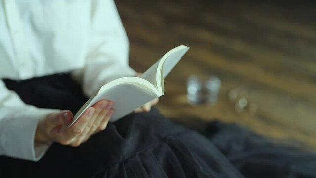 本を読む女性の手元