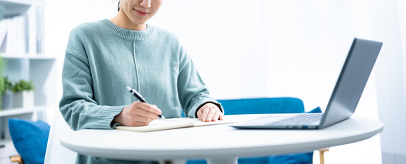 パソコンを使い勉強をする若い日本人女性