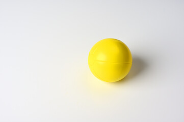 線の入った黄色の玉があり