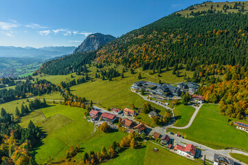 Bad Hindelang-Oberjoch an einem sonnigen Herbsttag von oben