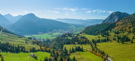 Bad Hindelang-Oberjoch an einem sonnigen Herbsttag von oben