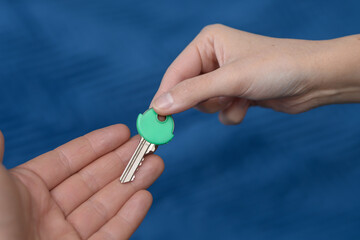 Lokator odbiera klucz do mieszkania od właściciela 