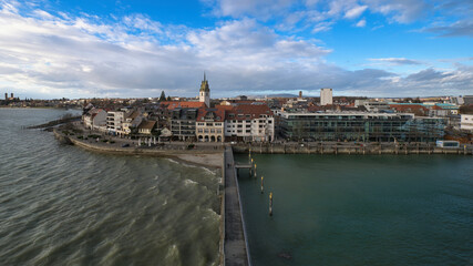 Friedrichshafen am Bodensee, skyline bei Sturm. Blauer Himmel mit Wolken. Ruhiges Wasser im Hafen,...