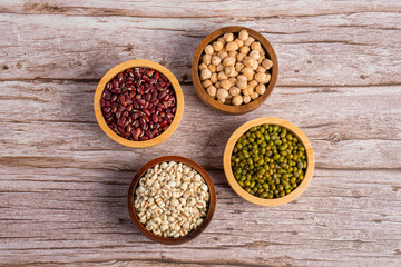 Obraz na płótnie Canvas Mung beans, Red kidney beans, Chickpeas source and peeled barley in a basket wooden isolated on wood background