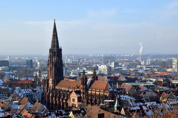 Blick aufs Freiburger Münster im Winter