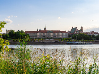 Warsaw Royal Castle and Vistula River. - obrazy, fototapety, plakaty