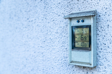 Termometer zeigt im Winter Minusgrade an