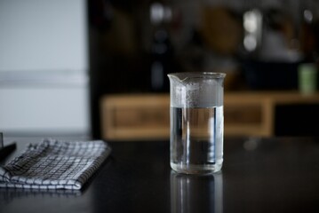 お湯をガラス容器に入れて冷ましているところ