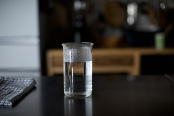 お湯をガラス容器に入れて冷ましているところ