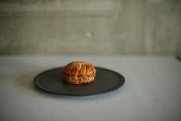黒い皿にのせた洋菓子のピティヴィエ