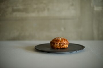 黒い皿にのせた洋菓子のピティヴィエ